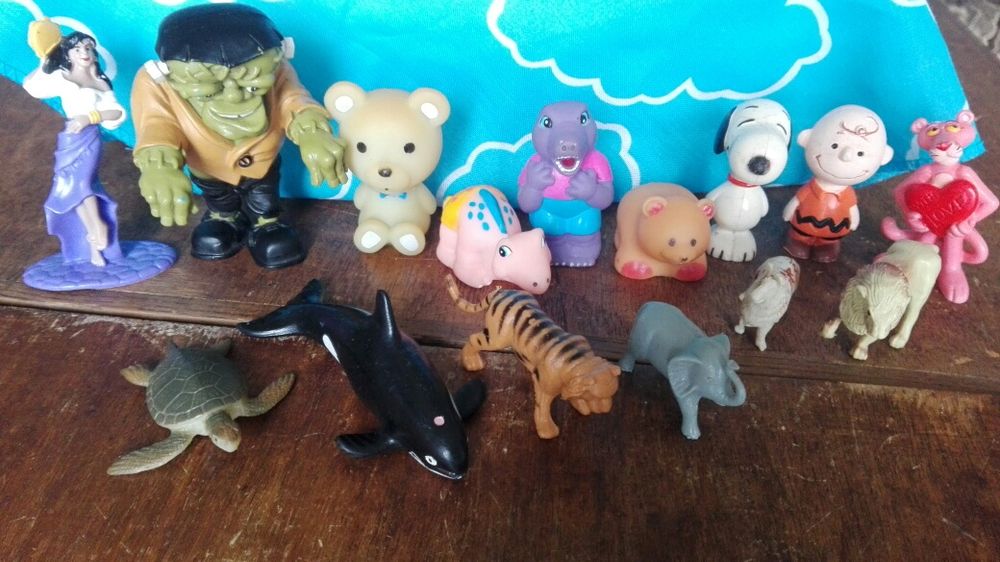 Bonecos PVC vintage e outros