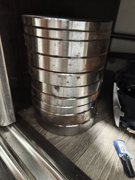 Скамья для жиму, кривий, маленький гриф штанги та гантеля з блінами .