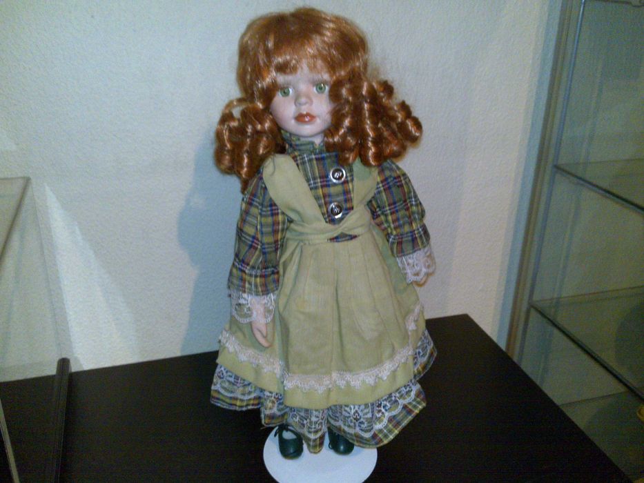boneca de porcelana antiga (com vestido tradicional, cabelo ruivo)