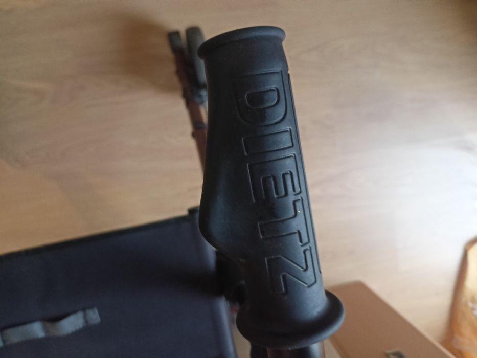 Chodzik z siedziskiem czterokołowy