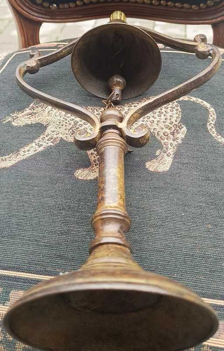 Antyczny dzwon dekoracyjny