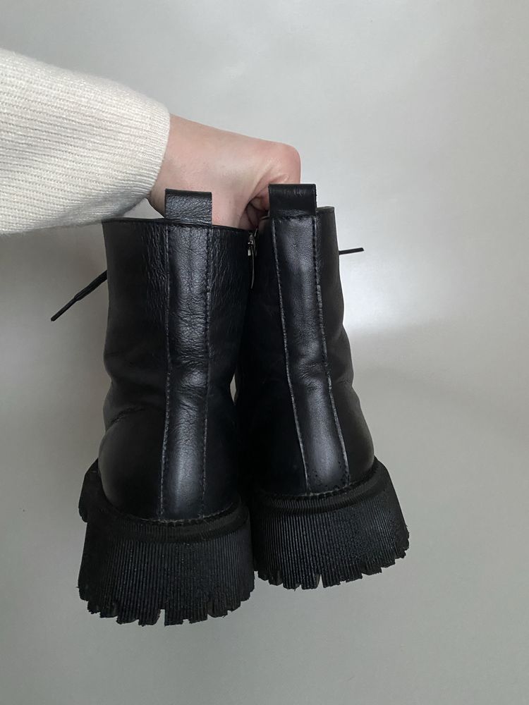 Чорні жіночі черевики на шнурівці