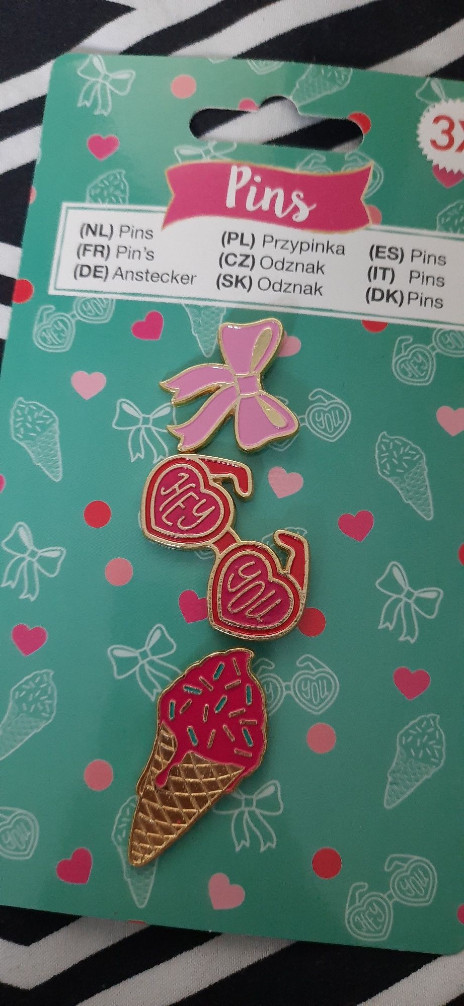 Przypinki pinsy do odzieży