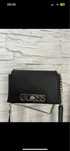 torebka crossbody guess uptown chic czarna na łancuszku mała