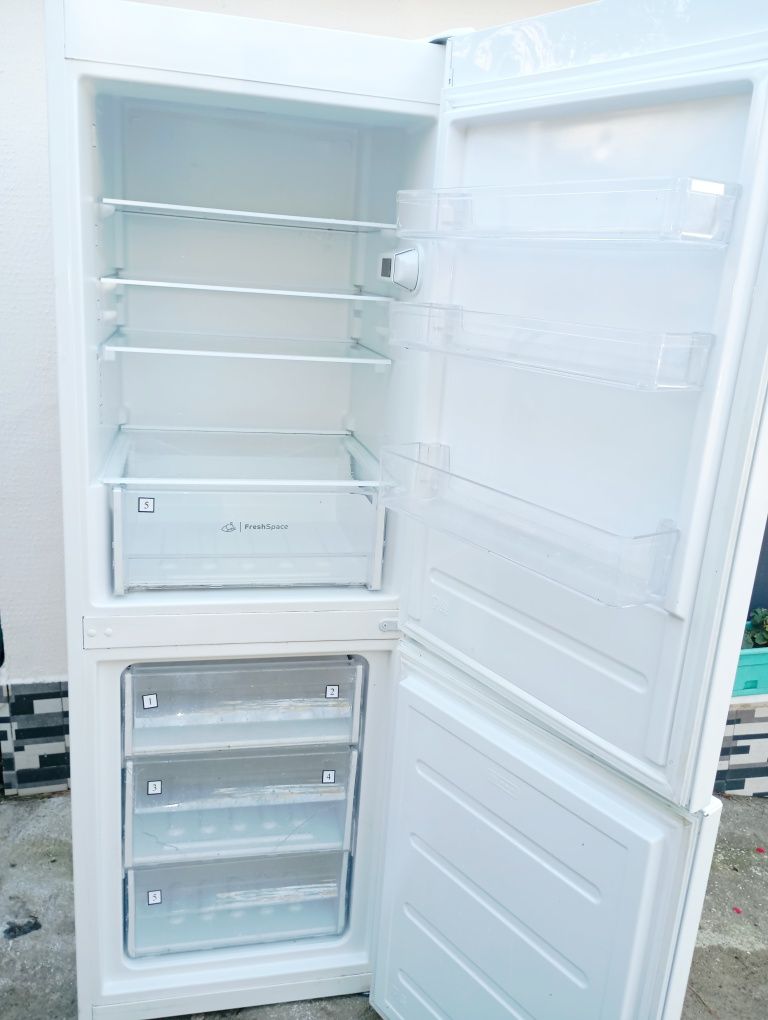 Frigorífico combinado Indesit