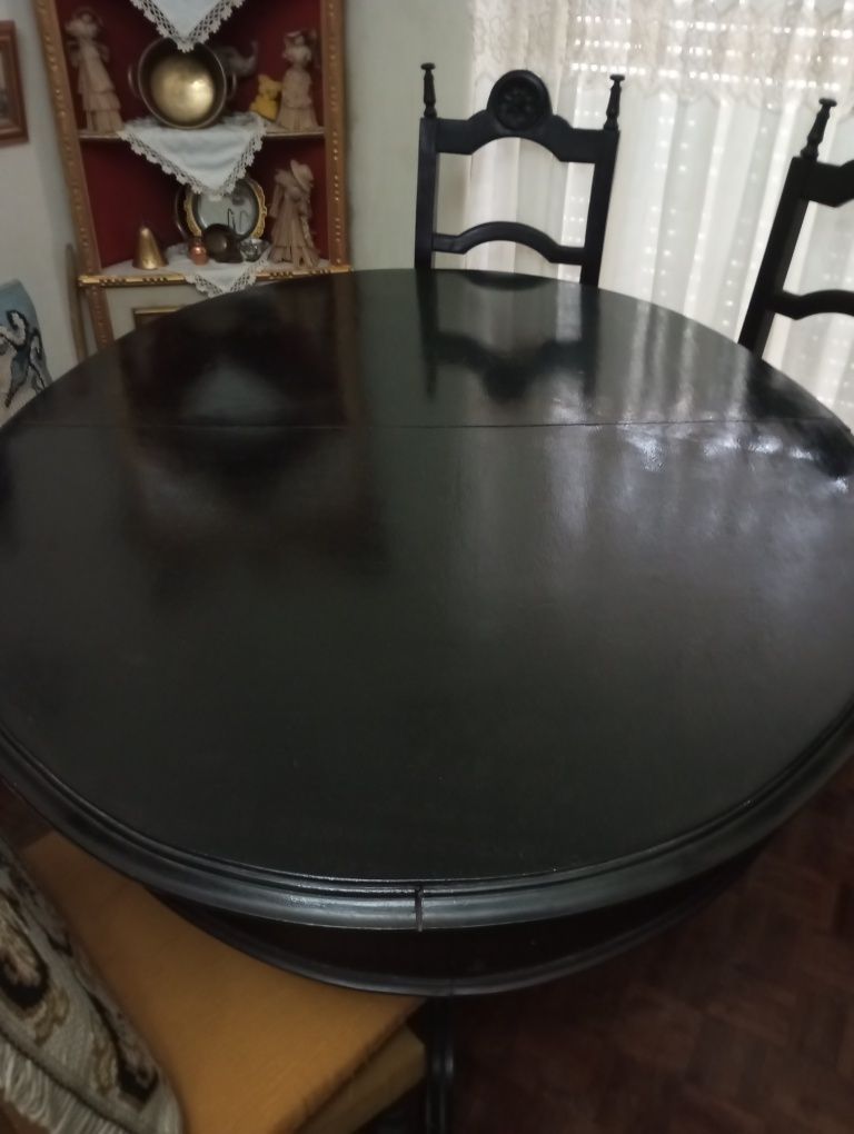 Móvel de sala, mesa e cadeiras
