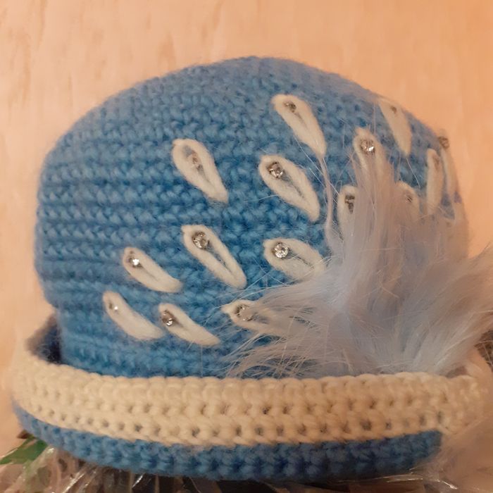 Продам шапку вязанию фабричная новая цвет голубой с белой