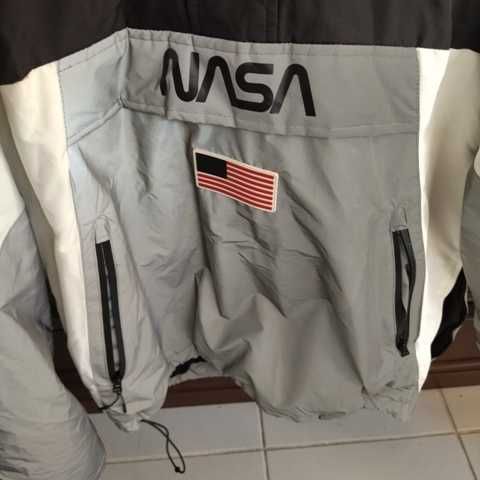 Overhead jacket cinza e preto da Pull&bear Nasa tamanho M