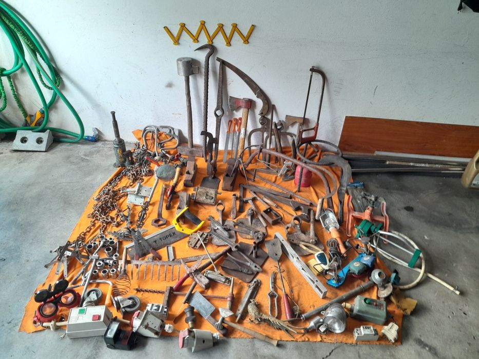 Ferramentas antigas varias e peças para bicicleta .usadas.