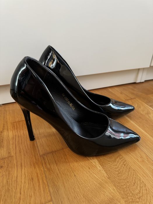 Чорні лакові лодочки