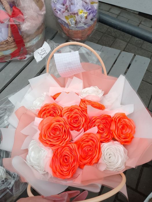 Розы из атласной ленты