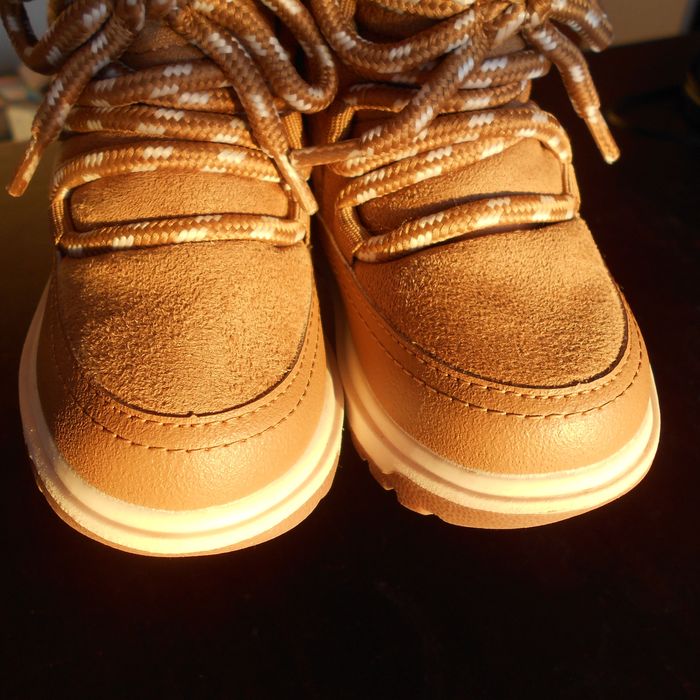 ** H&M Baby Waterproof shoes size 20-21 / Botas novas Bebe 20-21 **