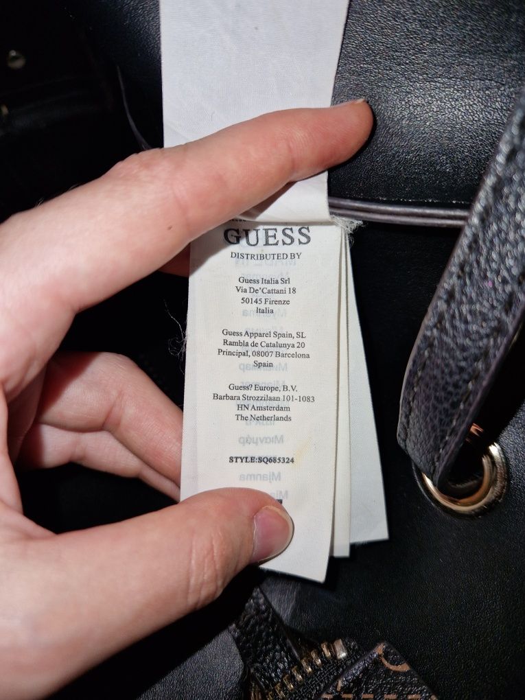 Czarna ciemnobrązowa torba torebka duża na ramię z monogramem Guess