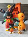 Rozkładany domek Królika Binga Fisher Price maskotka Bing i Flop