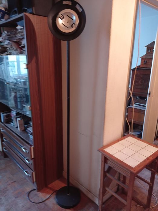 Candeeiro de pé alto e espelho