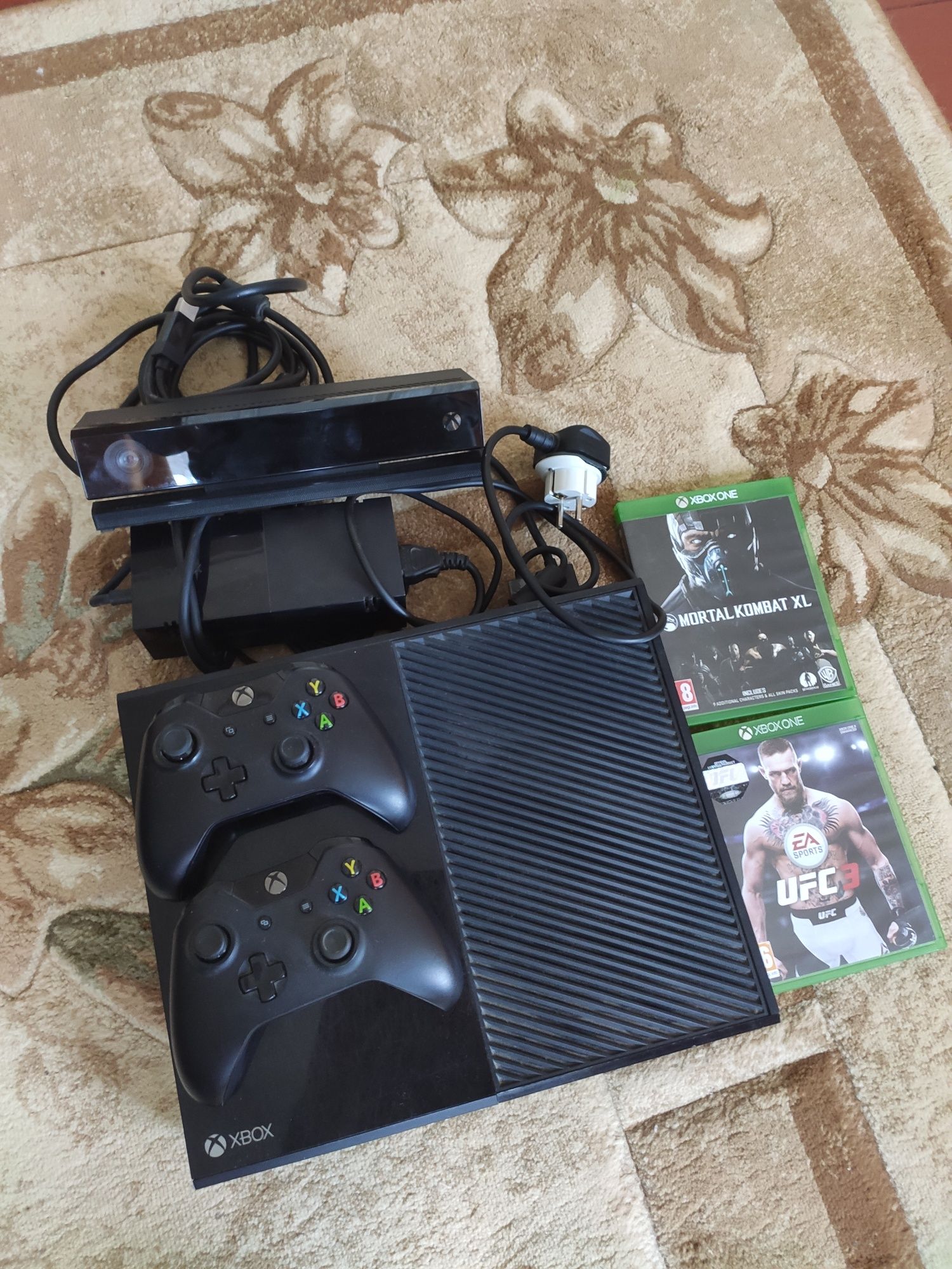 Xbox one 500gb + kinect + 2 геймпада