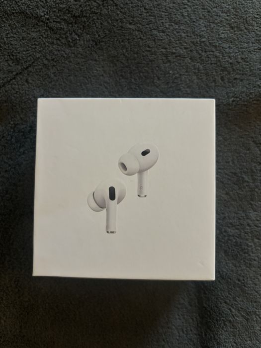 Białe słuchawki „airpods pro”