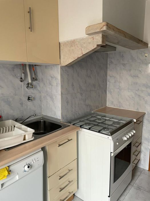 Quarto de casal com TV e varanda campolide