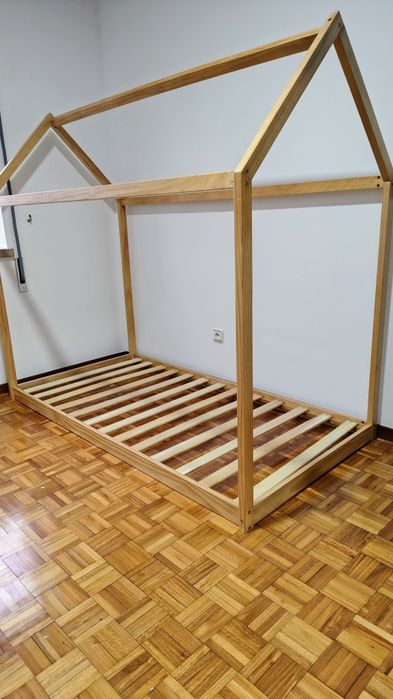 Cama Montessori de madeira, quase nova.