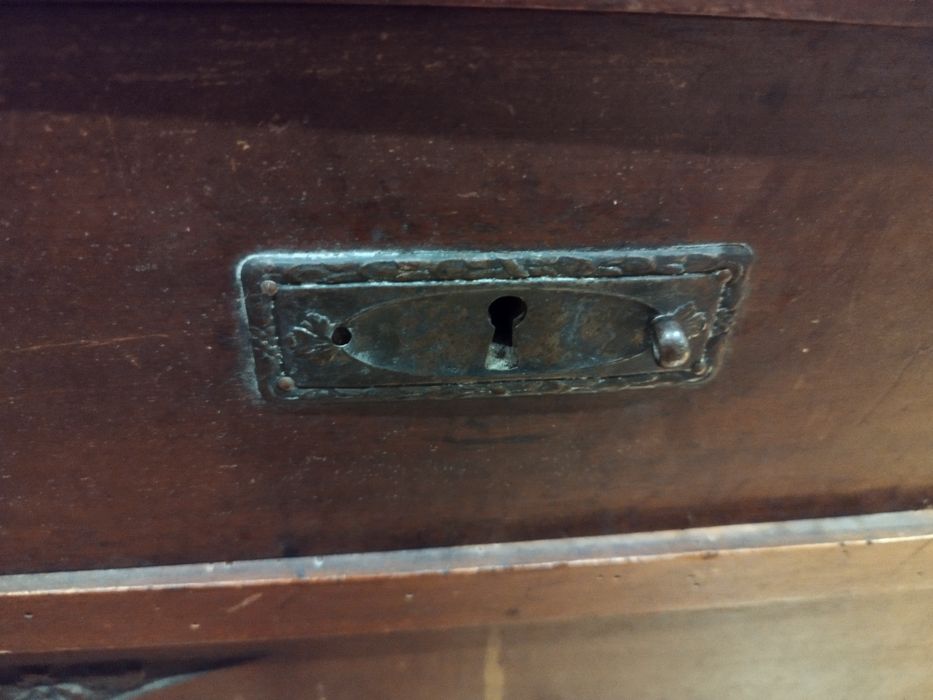 cómoda com espelho e mármore