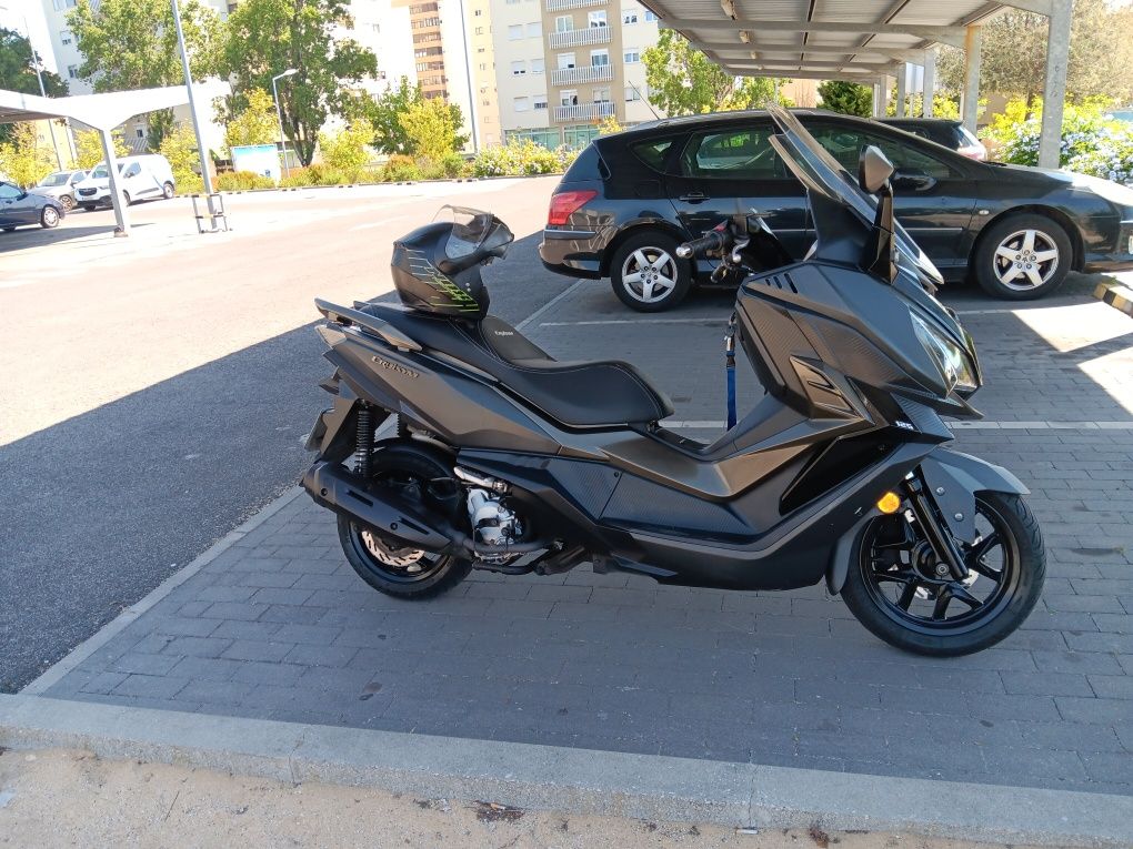 Moto cruisym125 scooter