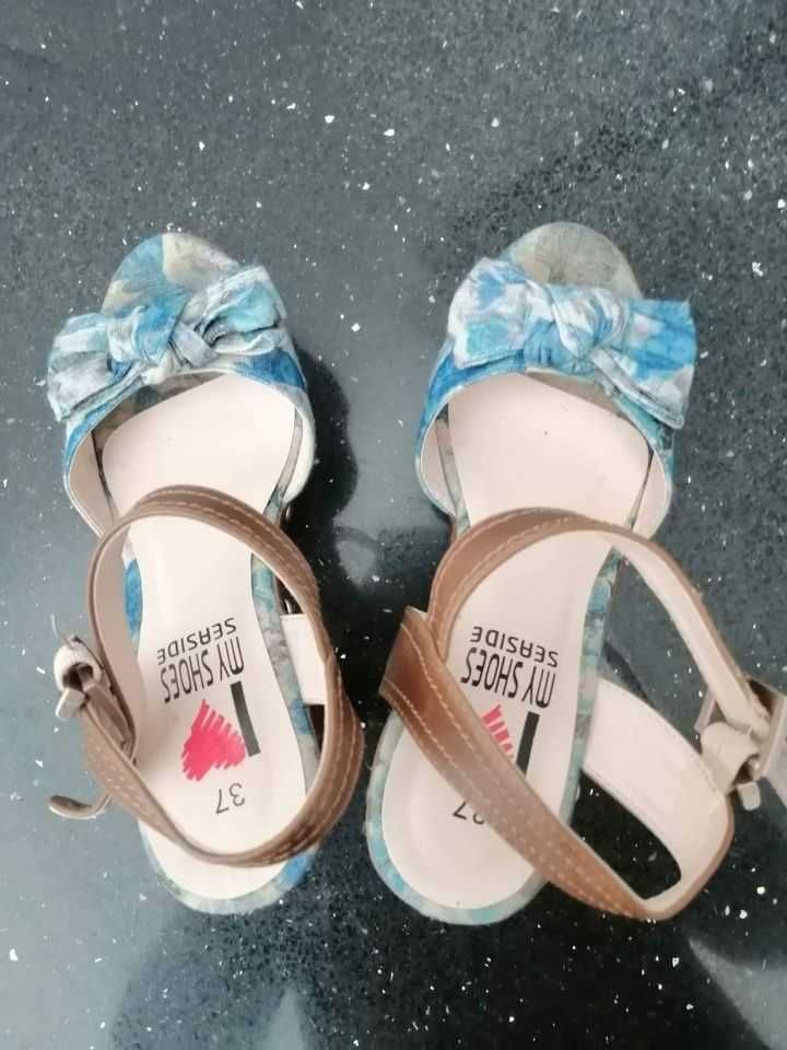 Sandálias de salto com cunha nº 38, tecido floral azul, marca Seaside.