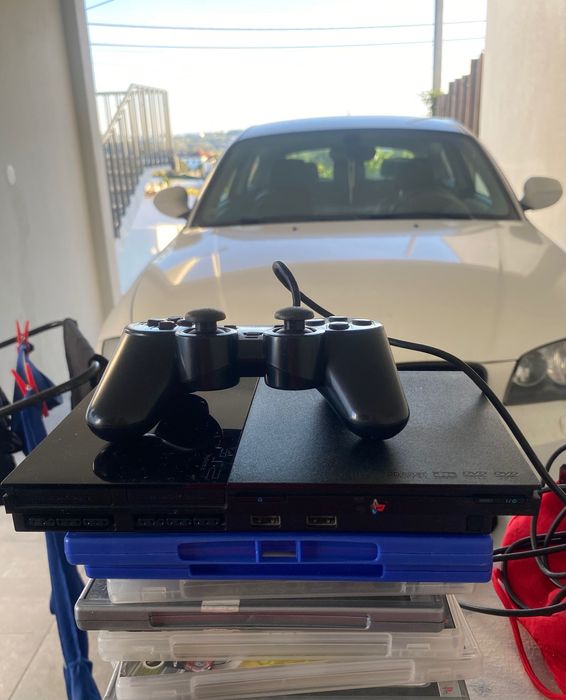 PlayStation 2 com um comando em bom estado