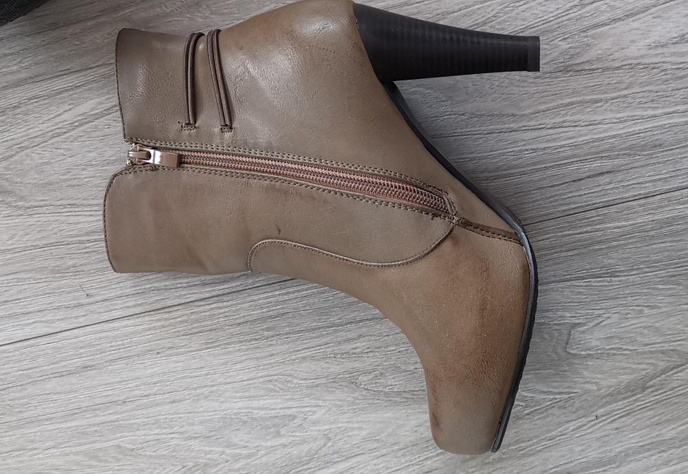 Botki beżowa na obcasie