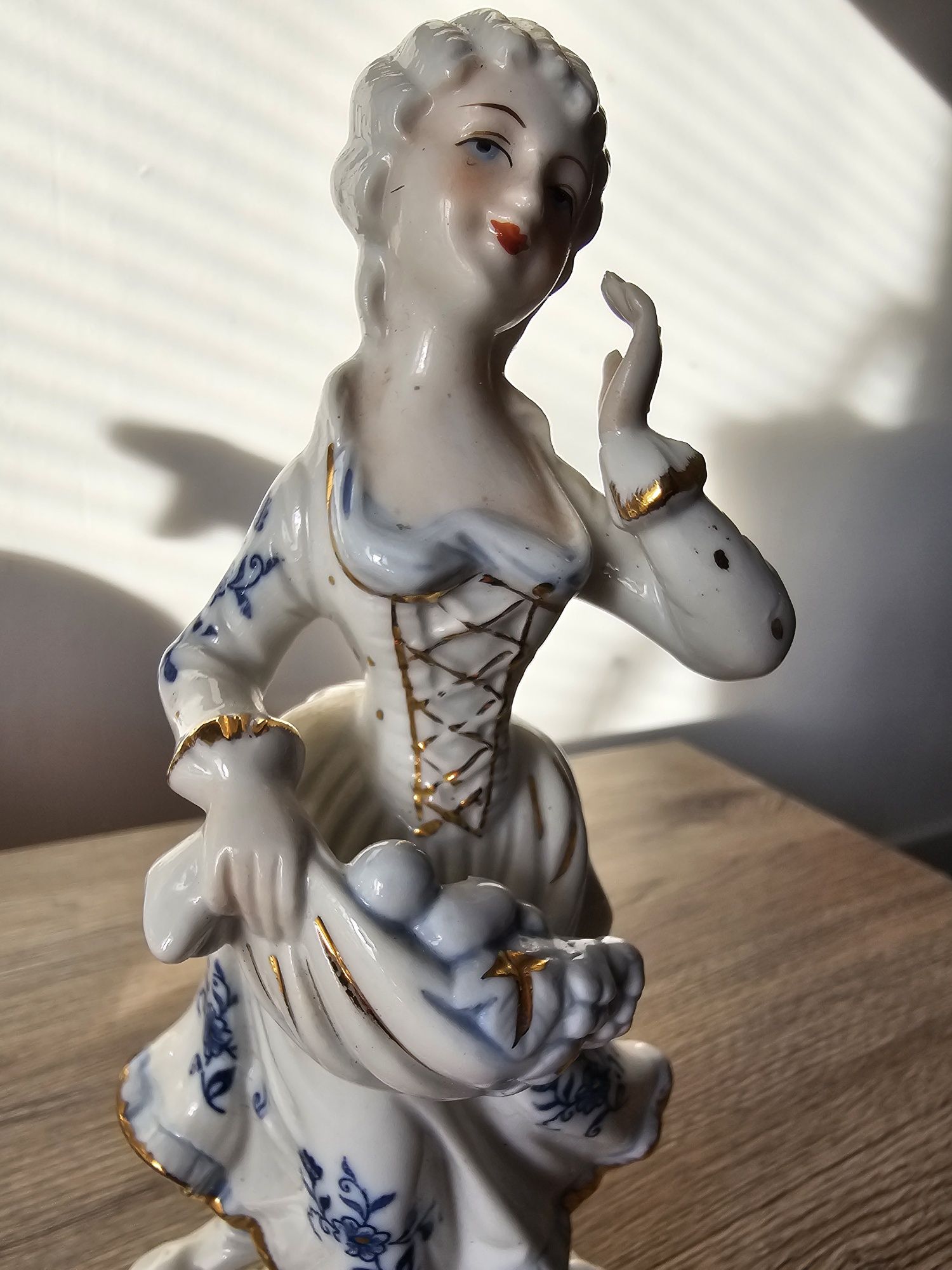 Figurka z porcelany-dama wysokość 20 cm