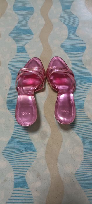 Vendo sandálias de salto alto novas da marca Mango