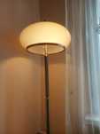 Duża lampa pokojowa stojąca