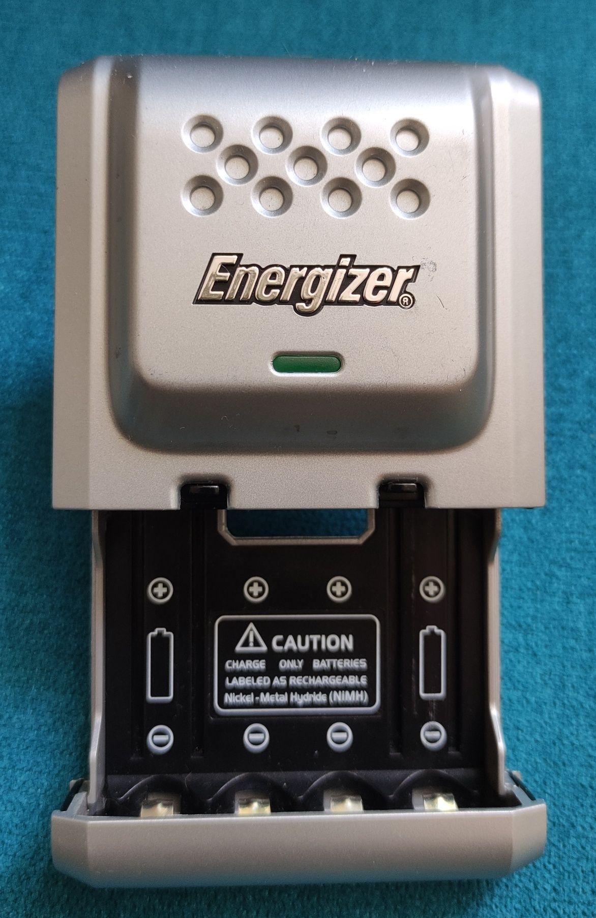 Składana ładowarka do akumulatorów Energizer CHDC