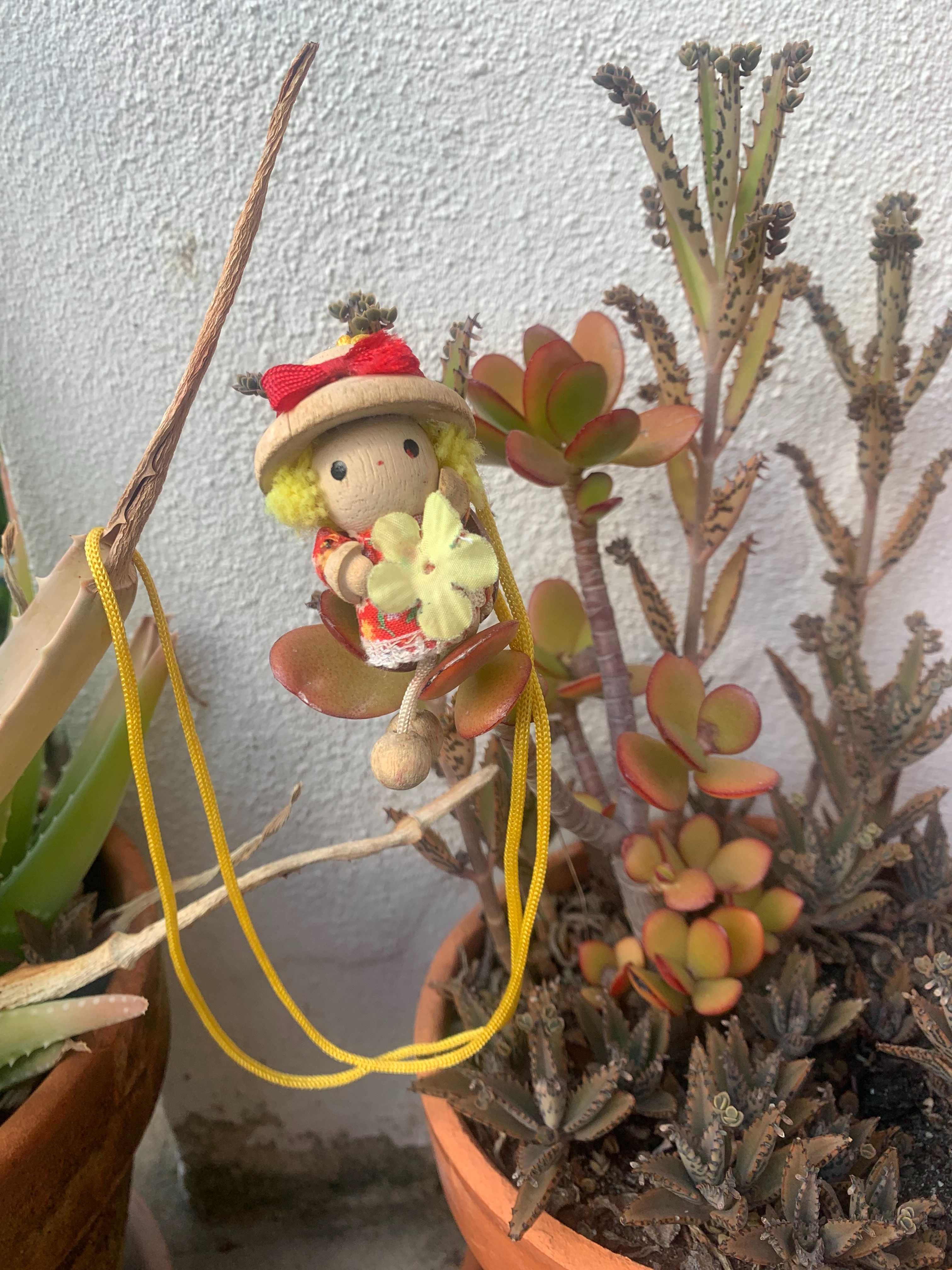 Fio amarelo com pingente boneca de madeira com pernas flexíveis
