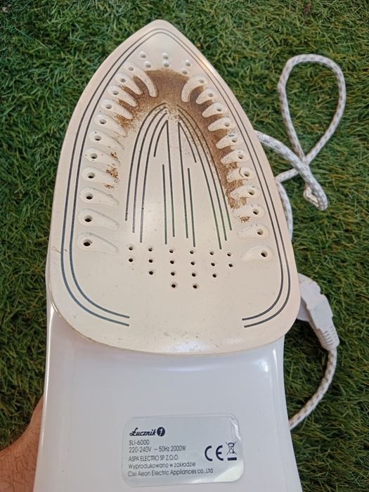 Żelazko sprawne do wyczyszczenie spód sprawny