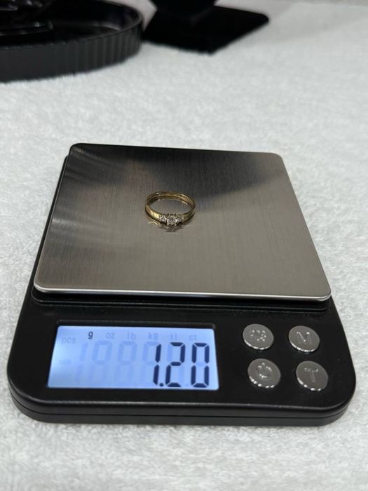 Złoty pierścionek 585, zaręczynowy, 3 kamienie, 1.2 g, rozmiar 8