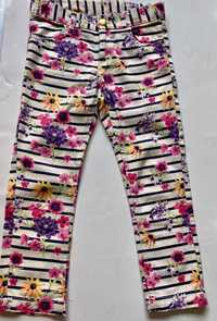 Spodnie w kwiaty z kieszeniami dla dziewczynki 128 HM