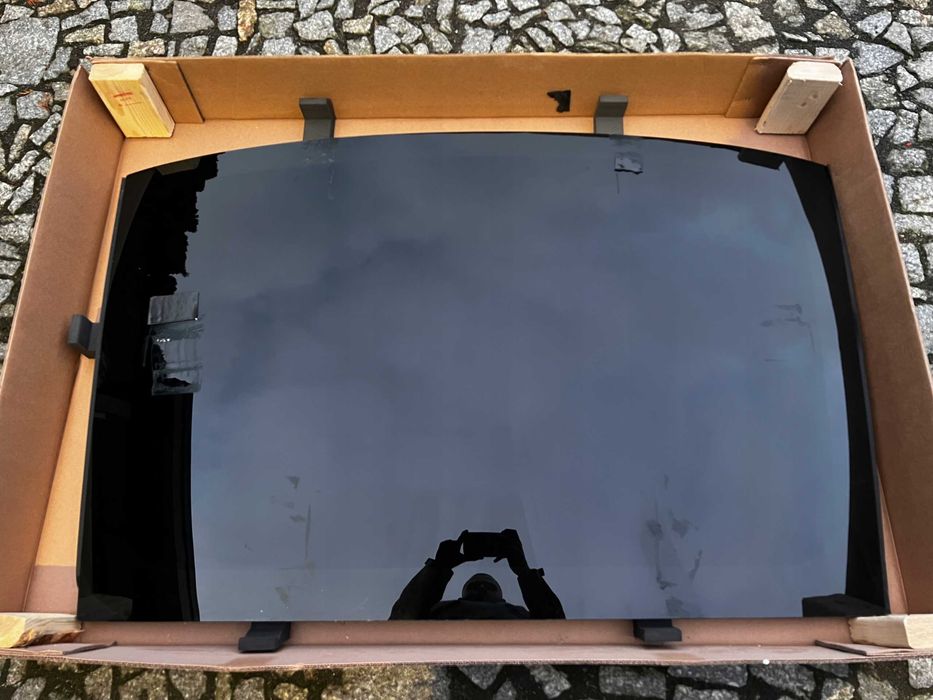 Tesla Model 3 - панорама cкло даху рест дорест