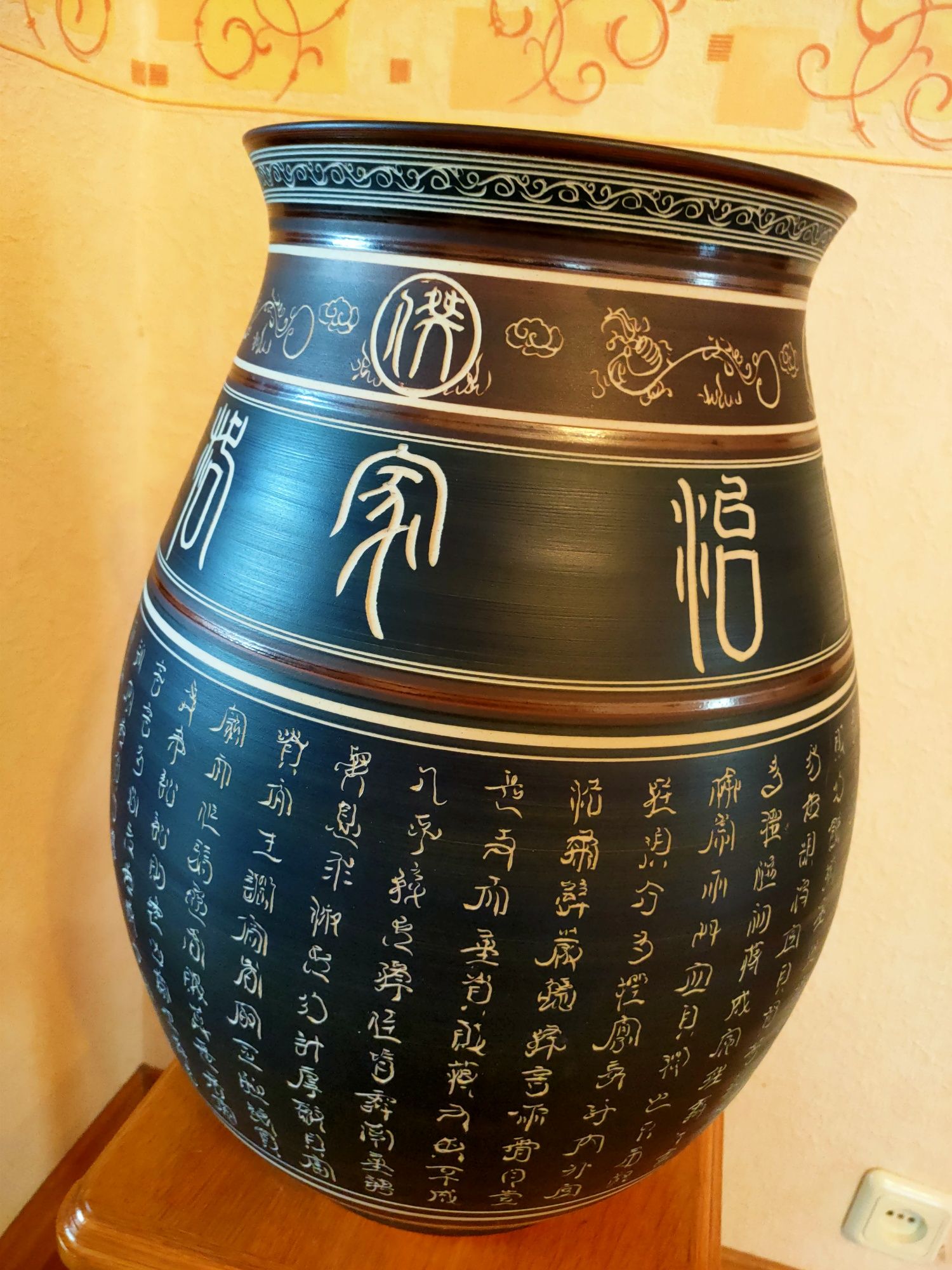 Напольна китайська ваза з ієрогліфами