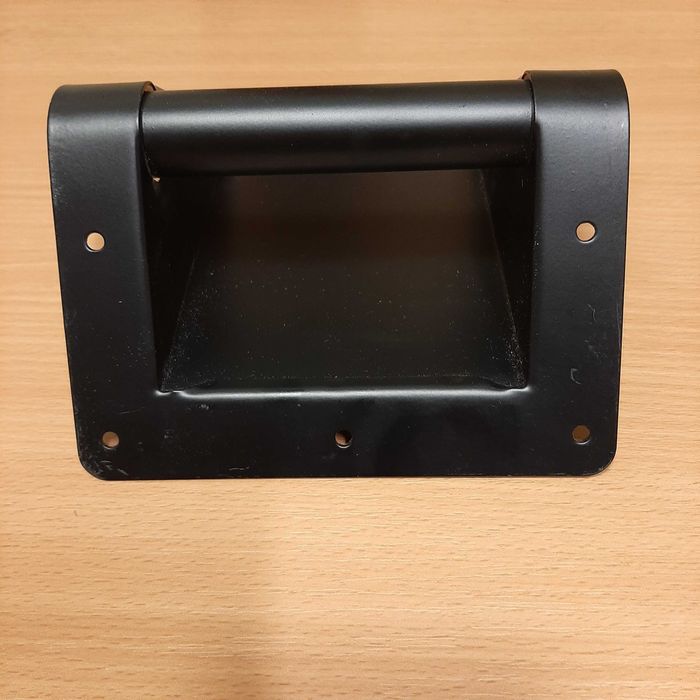 Czarne, narożne, metalowe rączki  do kolumn estradowych.