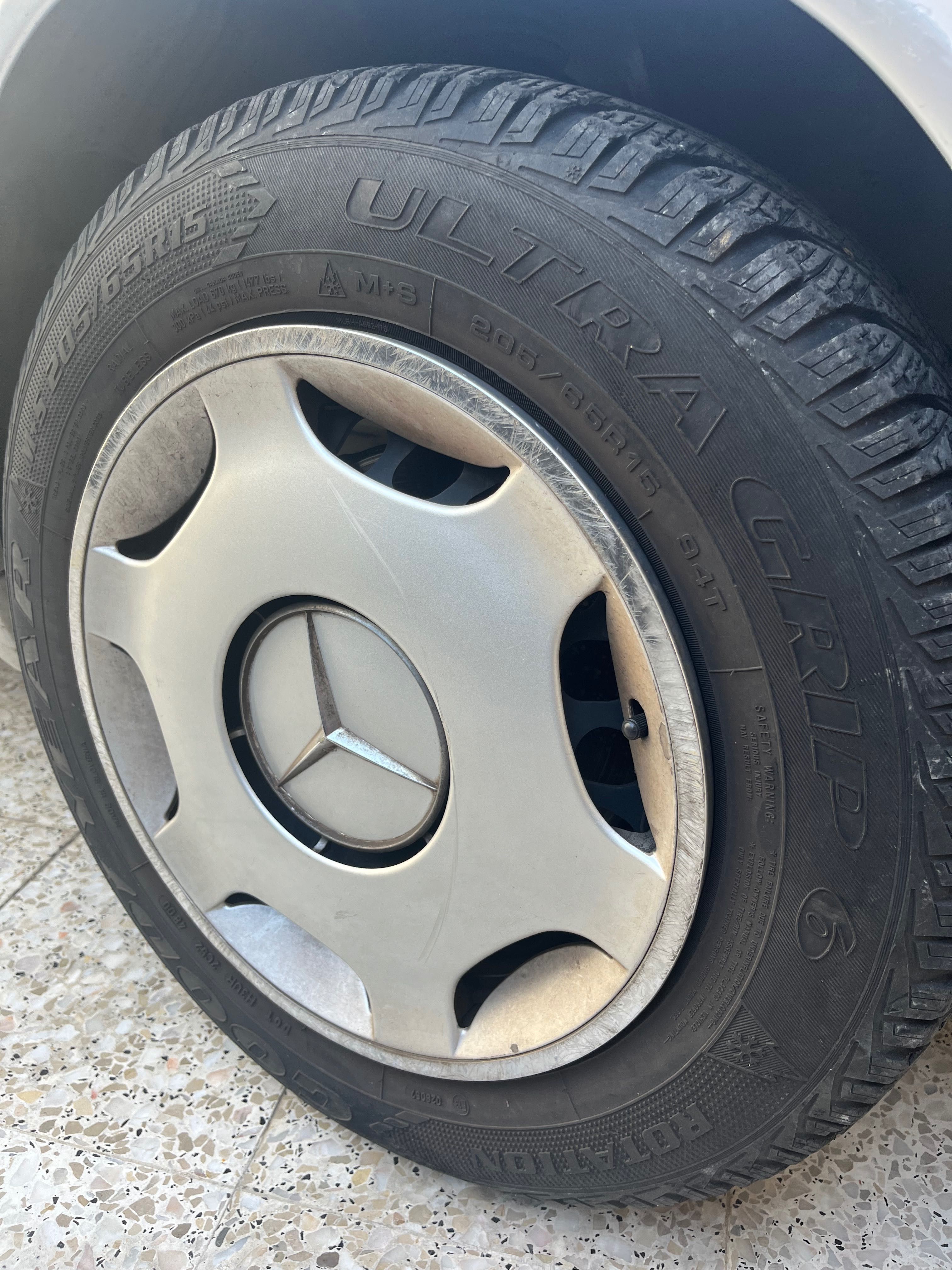 Pneus com Jantes e tampões Mercedes