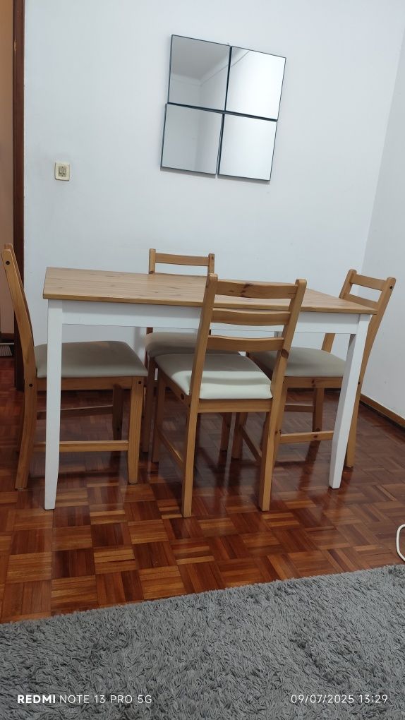 Mesa e cadeira como movo