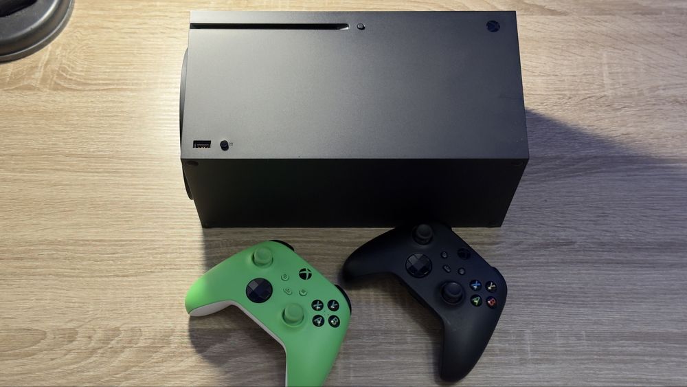Xbox Series X 1TB з двома геймпадами