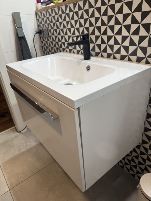 Szafka z umywalka oraz szafka wiszaca