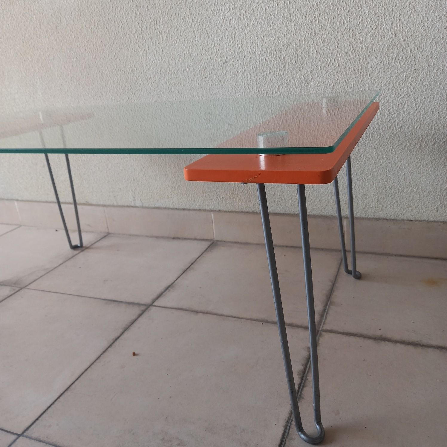 Mesa de apoio de sala.