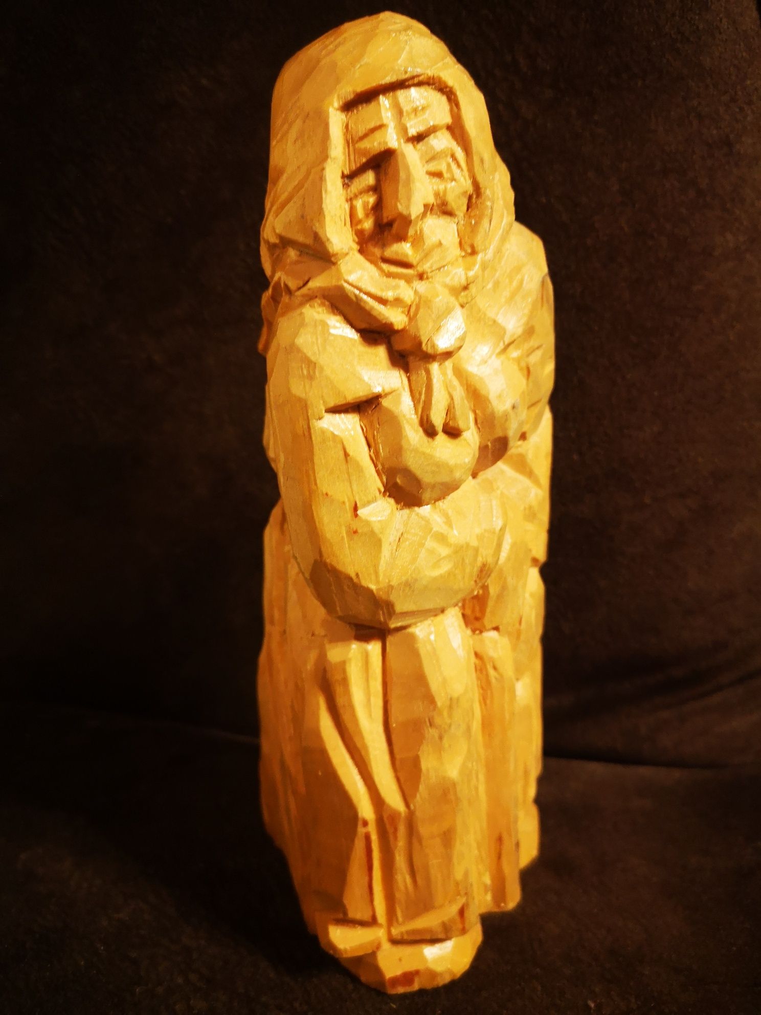 Rzeźba drewniana baba z laską