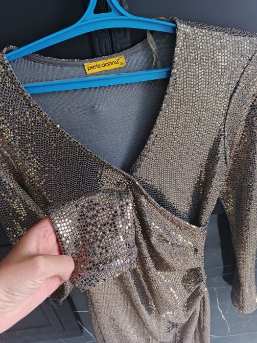 Стильне золотисте плаття.