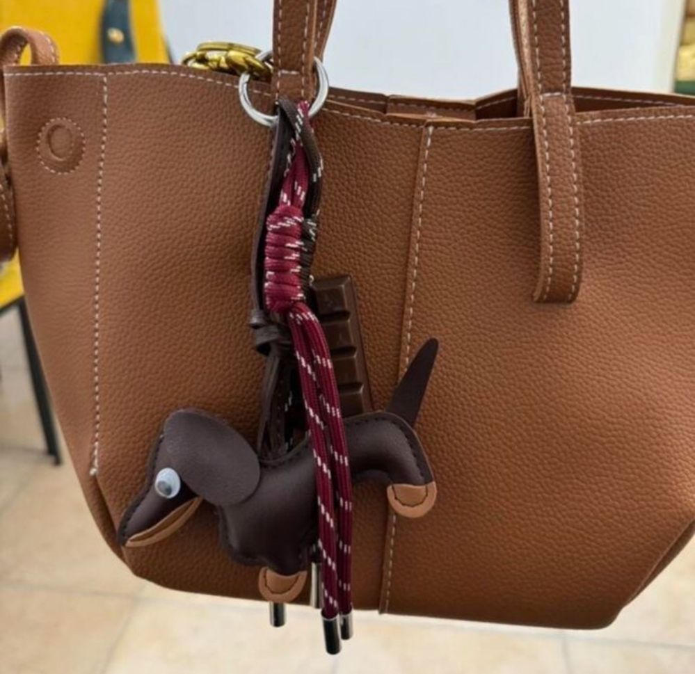 Brelok Jamnik z PVC - Kawowy Brazowy Charm do Kluczy i Toreb
