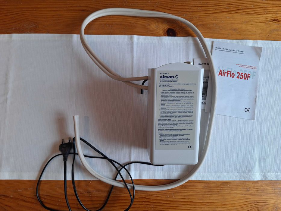 Materac przeciwodleżynowy z pompą pneumatyczną.