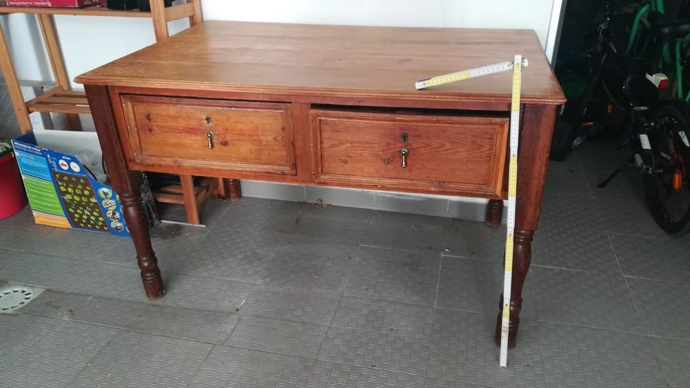 Mesa em madeira  em bom estado