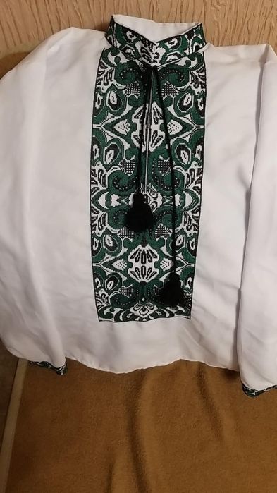 Чоловіча вишиванка з зеленим орнаментом, одягалась 1 раз